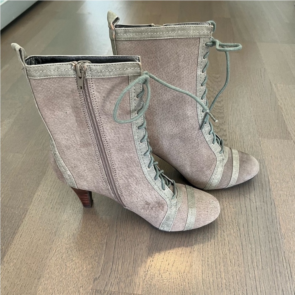 Nine West Leather Heeled Size 6.5 Women's Lace-Up Boots in Taupe